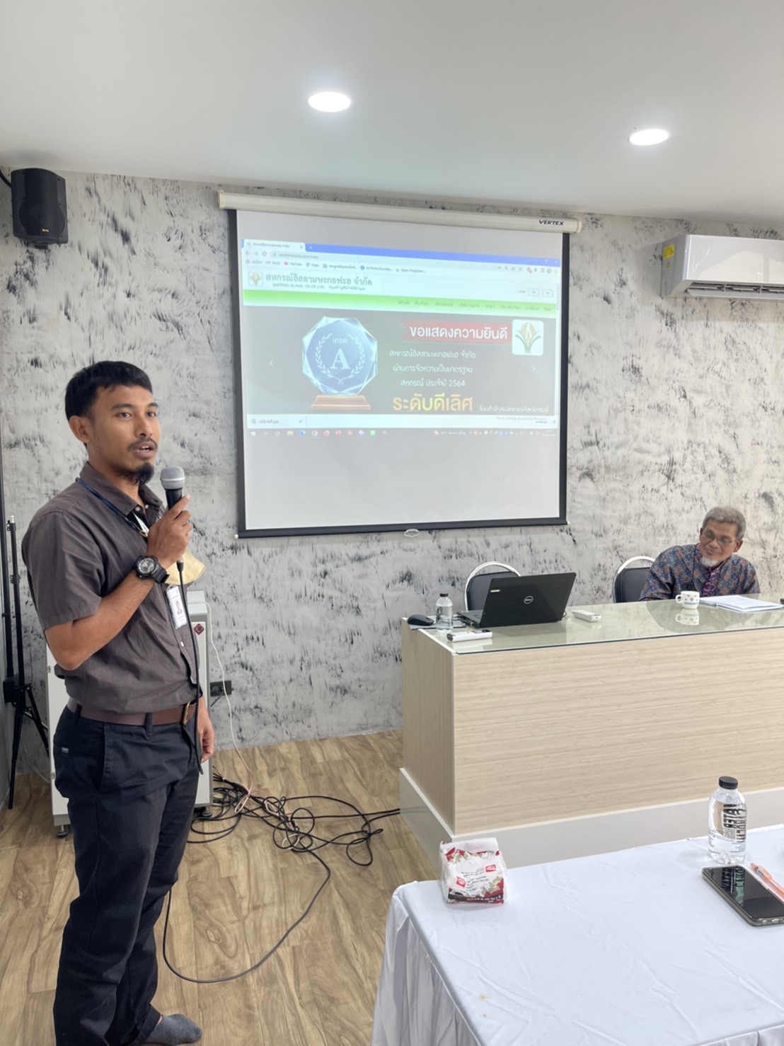 บรรยากาศการรายงานตัวประถมนิเทศเจ้าหน้าที่ใหม่ สหกรณ์อิสลามษะกอฟะฮ จำกัด ทั้ง 4 คน โดยได้รับเกียรติจากนายวิโรจน์ แสล่หมันประธานผู้ก่อตั้ง