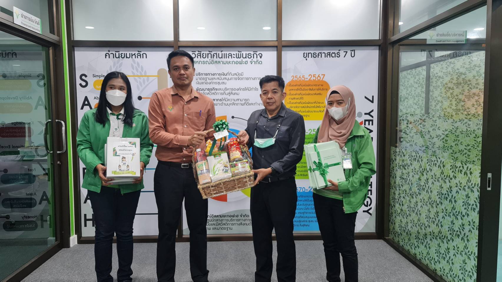 ผู้จัดการธนาคารเพื่อการเกษตรและสหกรณ์การเกษตร สาขากระบี่ให้เกียรติลงพื้นที่มาพบและเยี่ยมเยียนสหกรณ์อิสลามษะกอฟะฮ จำกัด