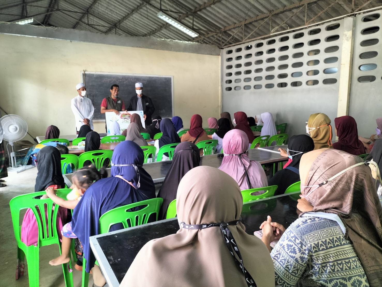 สหกรณ์อิสลามษะกอฟะ จำกัด สาขากาญจนดิษฐ์ ลงพื้นที่มอบซะกาตให้แก่ นักเรียน ผู้มีสิทธิ์ โรงเรียน อัลฟารุก มัสยิดเราฎอตุ้ลญันนะห์