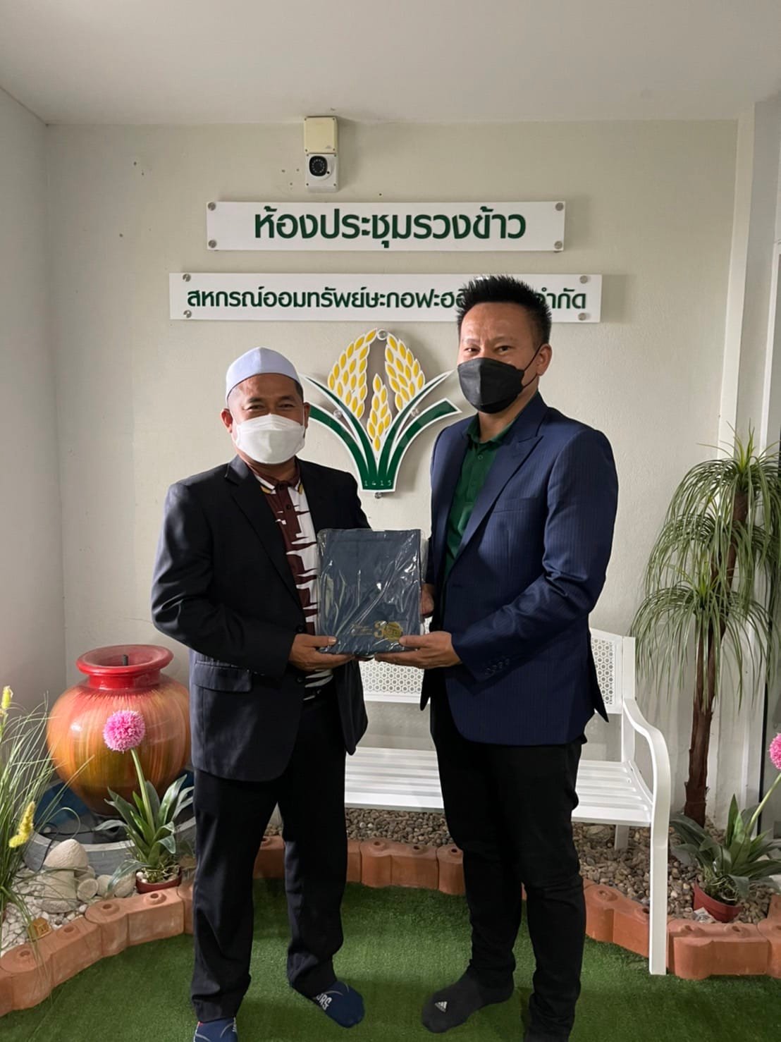 อามานะฮ์ ลิสซิ่ง จำกัด(มหาชน) เข้ามาพบปะพูดคุยกับประธานสหกรณ์อิสลามษะกอฟะฮ จำกัด สมควร มาตชาย คณะกรรมการ พร้อมพบผู้จัดการใหญ่ นายอภินันท์ แสล่หมัน และเจ้าหน้าที่ แลกเปลี่ยนความรู้ความเข้าใจเกี่ยวกับสินเชื่อรถยนต์ที่ถูกต้องตามหลักการชารีอะ